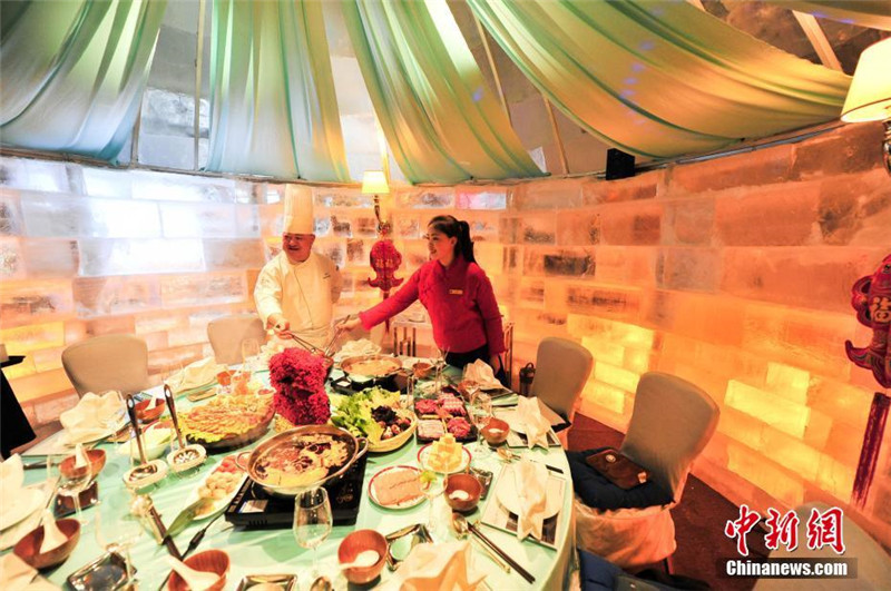 Brühend kalt: Feuertopf-Restaurant im Eishaus