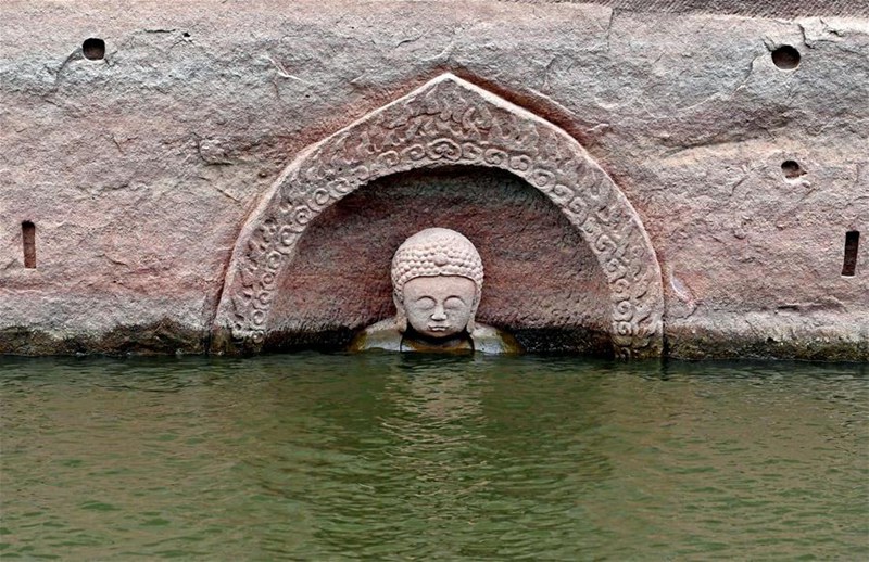 Antiker Buddha nach niedrigem Wasserstand in Ostchina gefunden