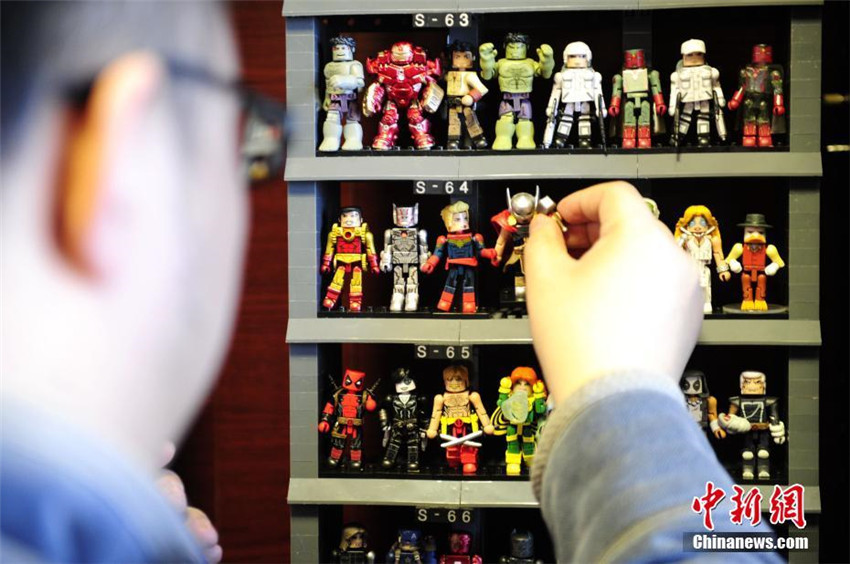 Chinesischer Fan sammelt über 1.000 Action-Figuren aus den USA