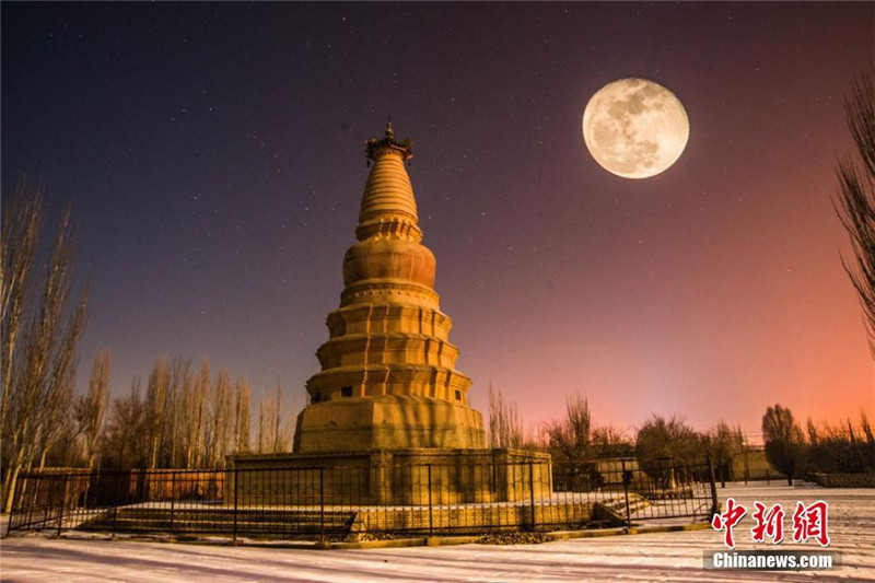 Supermond über der Schneewüste in Dunhuang