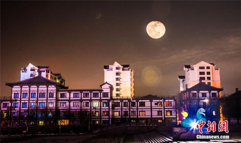 Supermond über der Schneewüste in Dunhuang