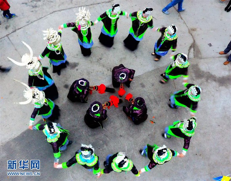 Miao-Volk in Guangxi feiert die Orangen-Ernte