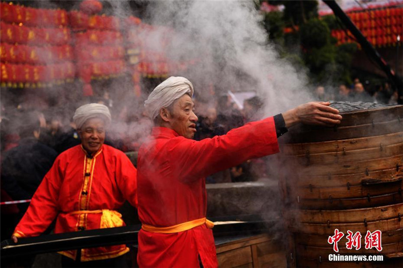 Kilometerlanges Bankett zum Frühlingsfest 2017 in Chongqing
