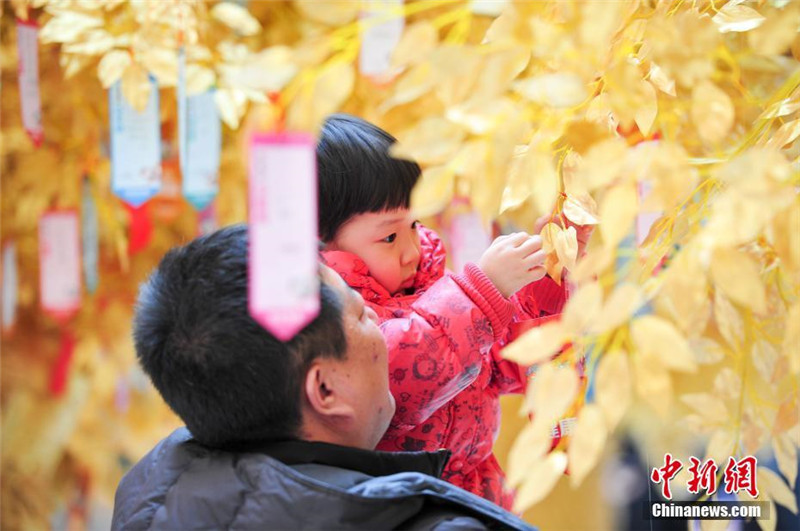 Neujahrswünsche vor goldenen B?umen in einem Shenyanger Kaufhaus