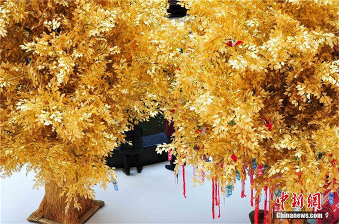 Neujahrswünsche vor goldenen B?umen in einem Shenyanger Kaufhaus