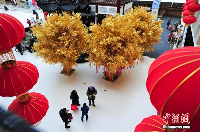 Neujahrswünsche vor goldenen B?umen in einem Shenyanger Kaufhaus