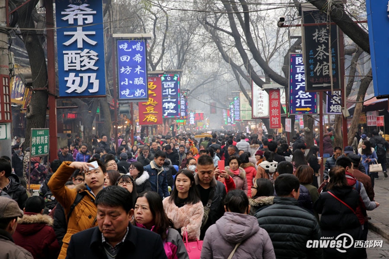 Touristen genie?en Spezialit?ten in Xi’an