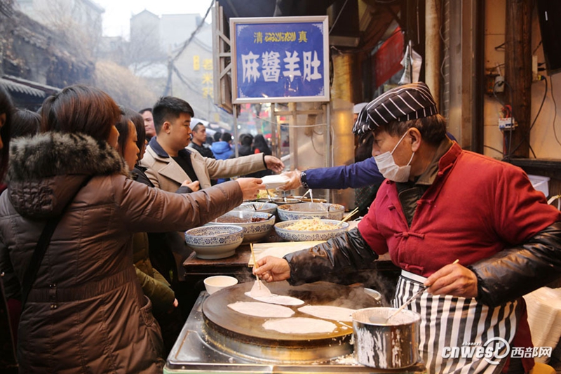 Touristen genie?en Spezialit?ten in Xi’an