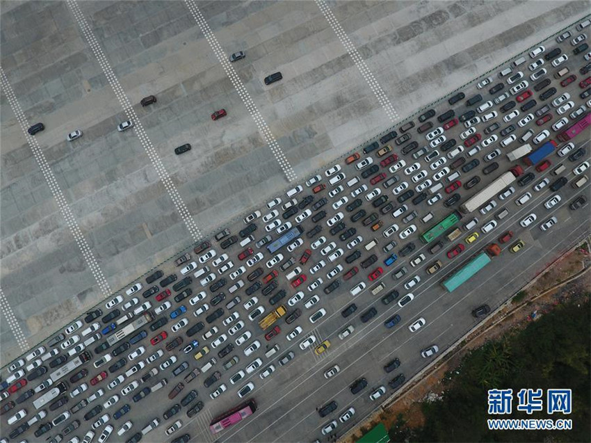 Ende der Frühlingfestferien: Lange Staus auf der Autobahn