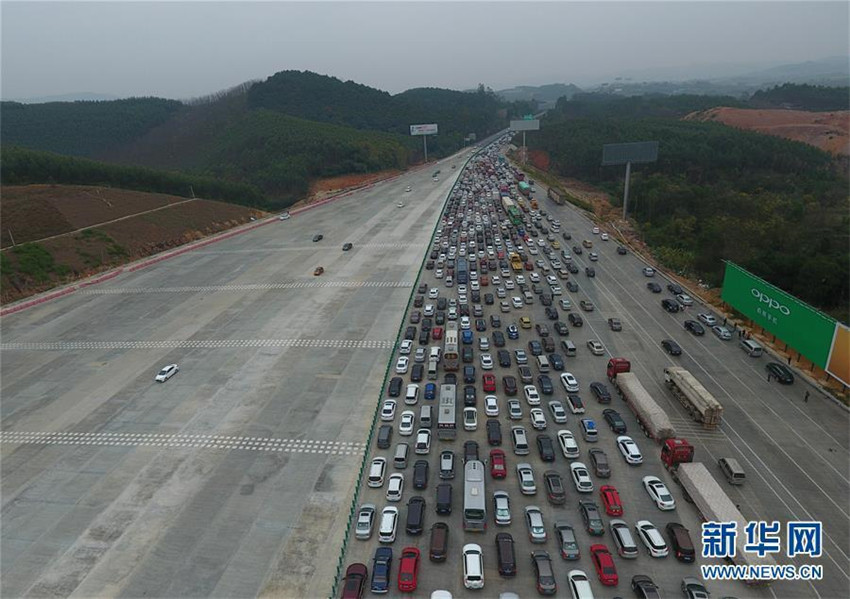 Ende der Frühlingfestferien: Lange Staus auf der Autobahn