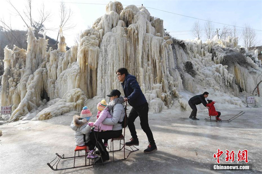 Dorfbewohner in Shanxi erschaffen ihren eigenen Eiswasserfall