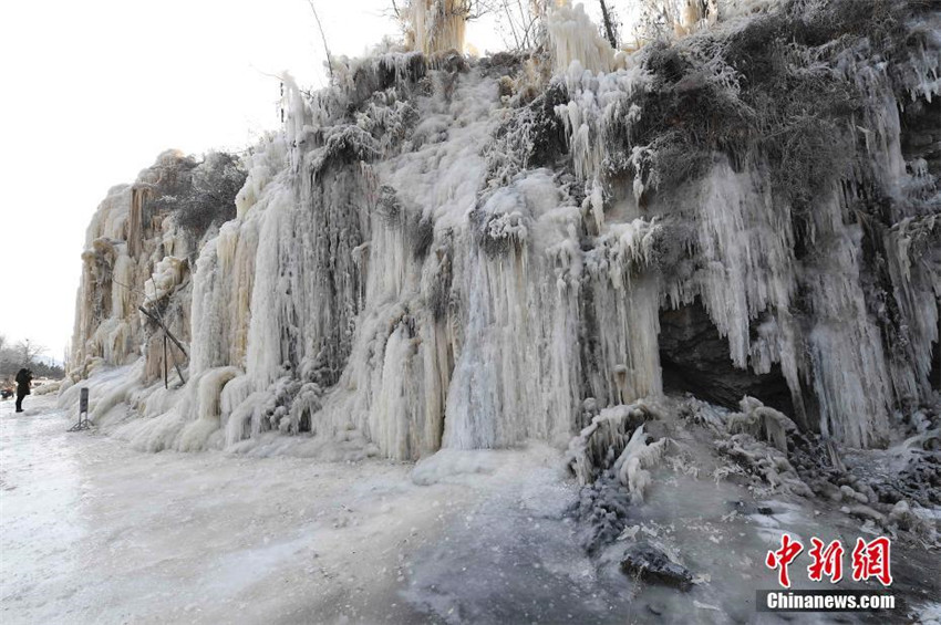 Dorfbewohner in Shanxi erschaffen ihren eigenen Eiswasserfall