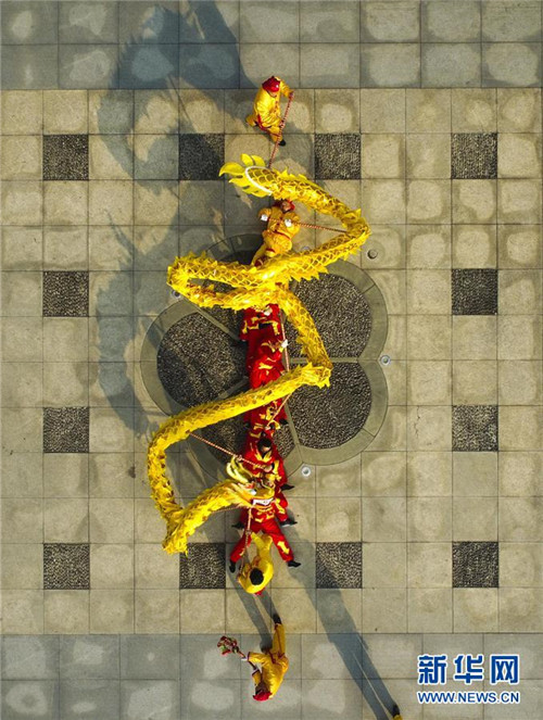 Die Welt feiert das Frühlingsfest mit einem L?wentanz