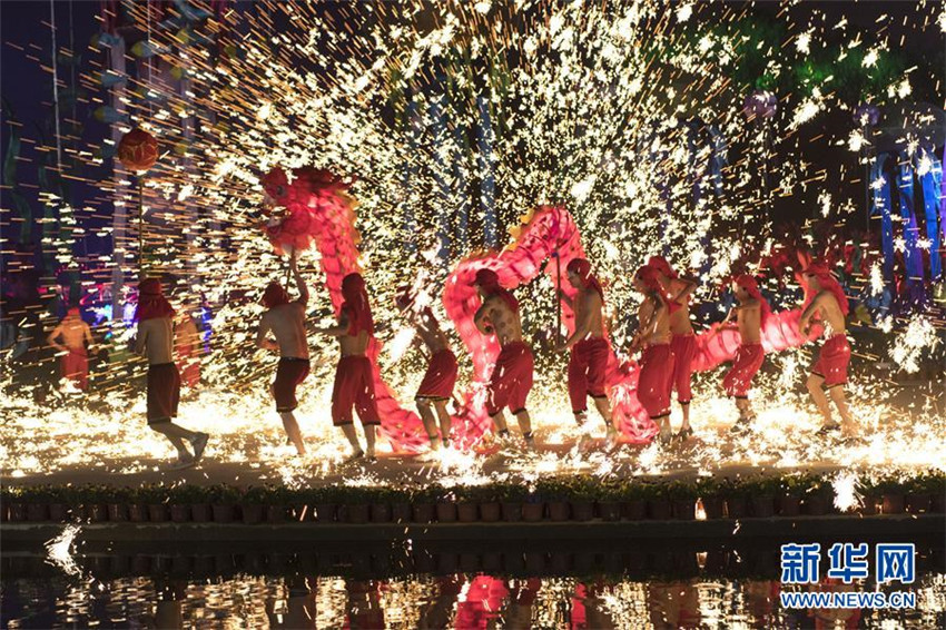 Die Welt feiert das Frühlingsfest mit einem L?wentanz