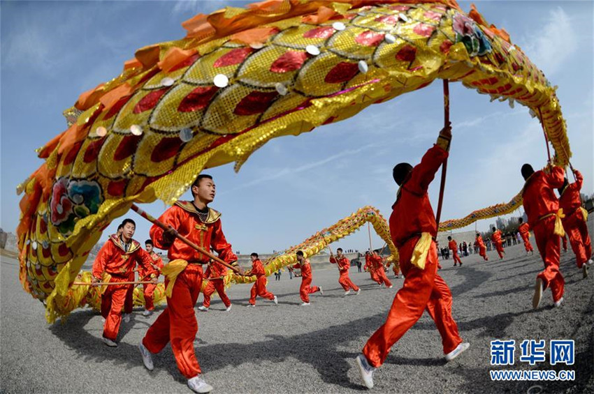 Die Welt feiert das Frühlingsfest mit einem L?wentanz