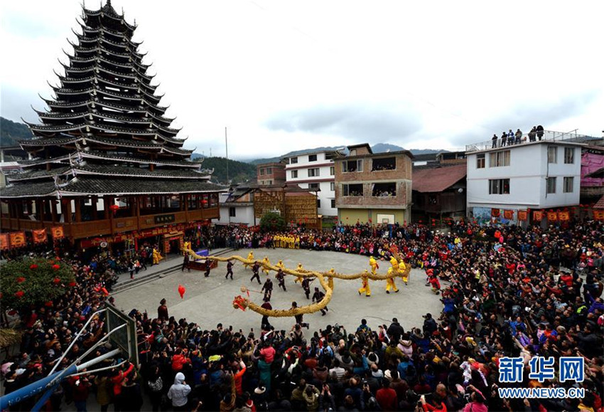 Die Welt feiert das Frühlingsfest mit einem L?wentanz