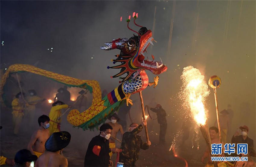 Die Welt feiert das Frühlingsfest mit einem L?wentanz