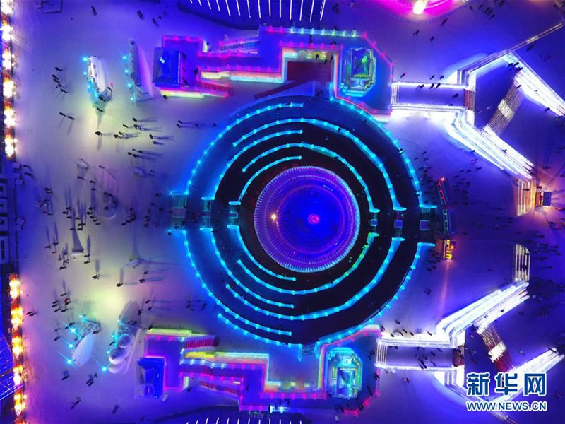 N?chtliche Eis- und Schneewelt Harbins aus der Vogelperspektive 