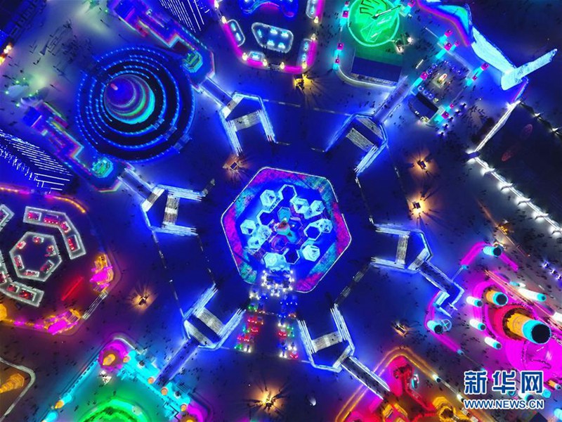 N?chtliche Eis- und Schneewelt Harbins aus der Vogelperspektive 