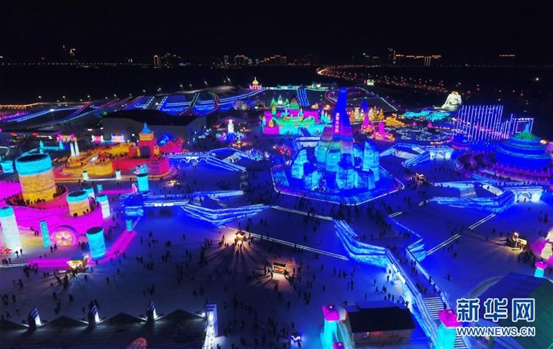 N?chtliche Eis- und Schneewelt Harbins aus der Vogelperspektive 