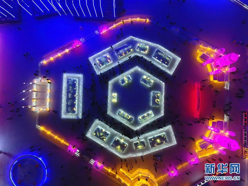 N?chtliche Eis- und Schneewelt Harbins aus der Vogelperspektive 