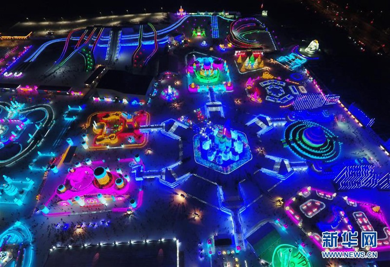 N?chtliche Eis- und Schneewelt Harbins aus der Vogelperspektive 