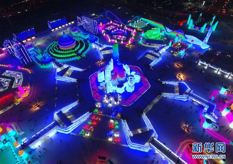 N?chtliche Eis- und Schneewelt Harbins aus der Vogelperspektive 