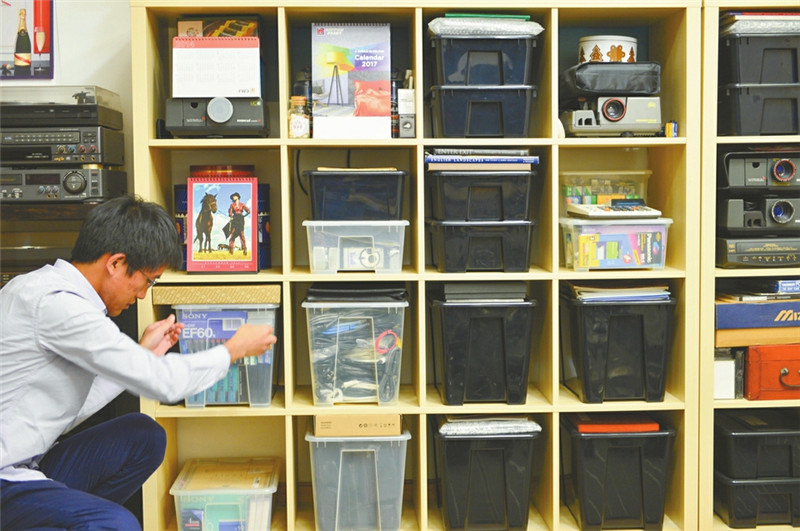 Junger Chinese sammelt 210 alte Kameras zur Erfahrung des Handwerkergeists