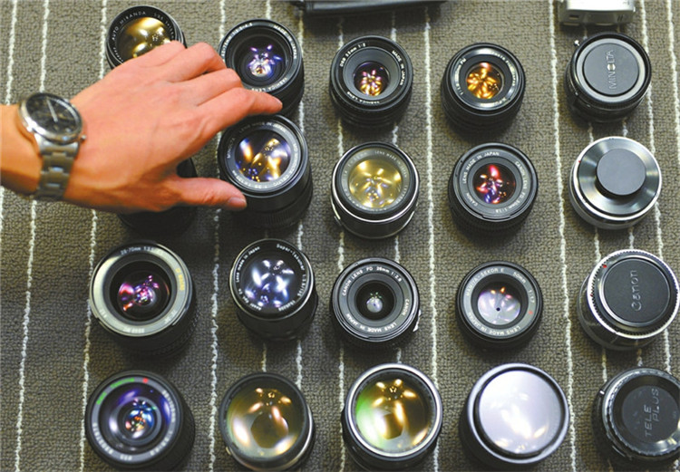 Junger Chinese sammelt 210 alte Kameras zur Erfahrung des Handwerkergeists