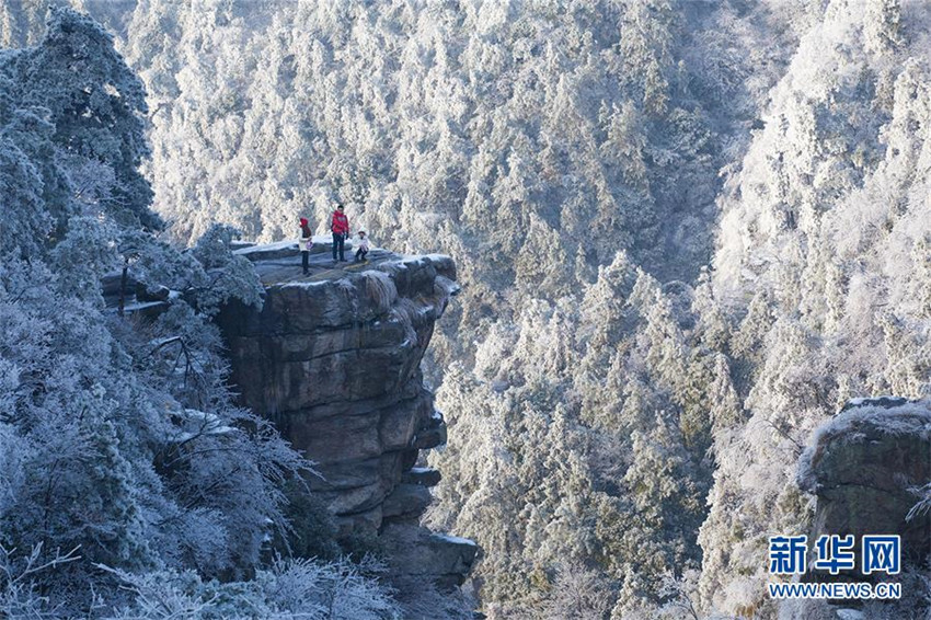 Erster Schneefall auf dem Lushan-Berg