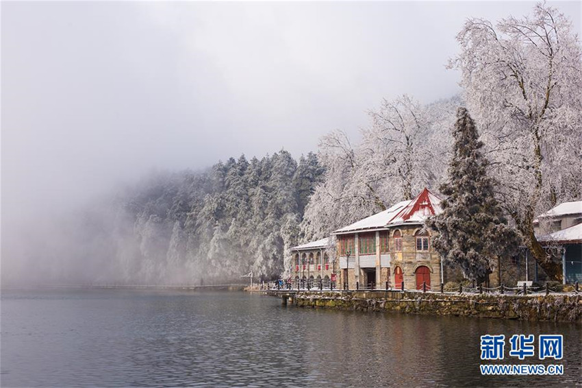 Erster Schneefall auf dem Lushan-Berg