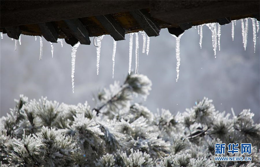 Erster Schneefall auf dem Lushan-Berg