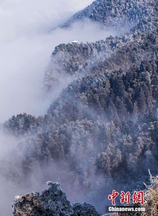 Erster Schneefall auf dem Lushan-Berg