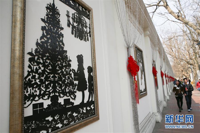 Baugel?ndemauer als ?Open Air-Kunstgalerie“ 