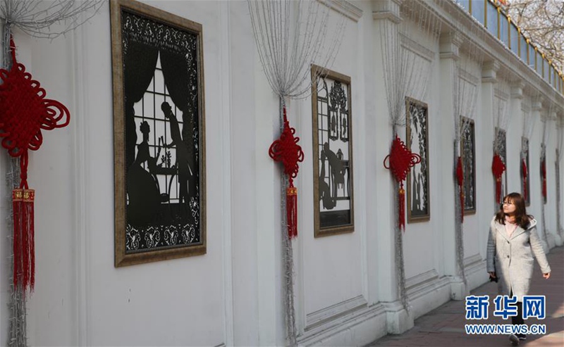 Baugel?ndemauer als ?Open Air-Kunstgalerie“ 