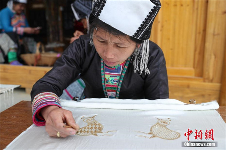 Mit Stickereikunst macht sich das Miao-Volk in Guizhou immer reicher