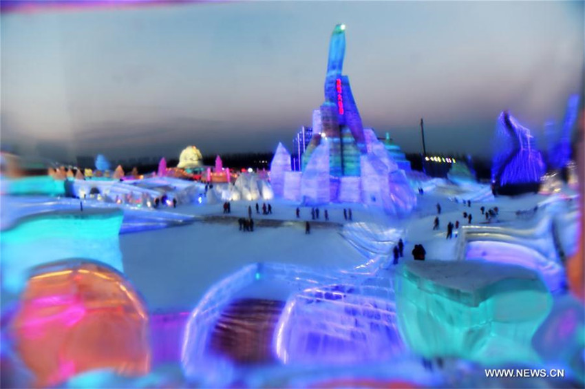 Steigende Temperaturen lassen Eisskulpturen in Nordostchina schmelzen