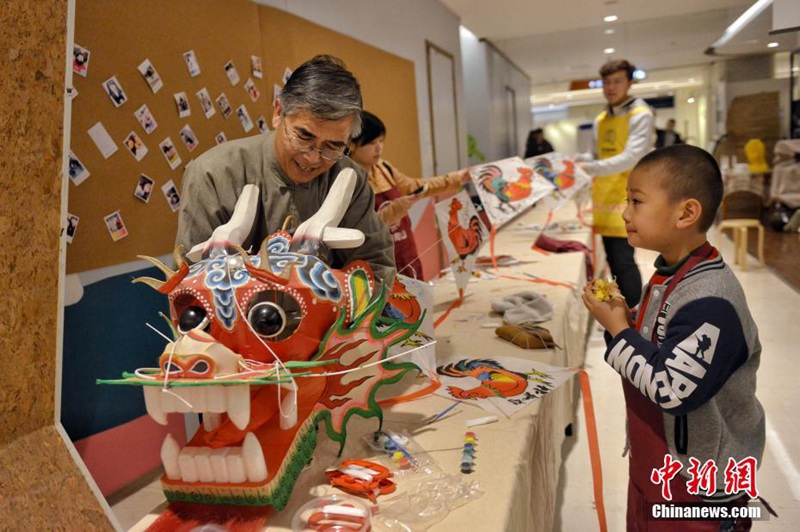 Beijinger malen Drachen am ?Longtaitou-Fest“