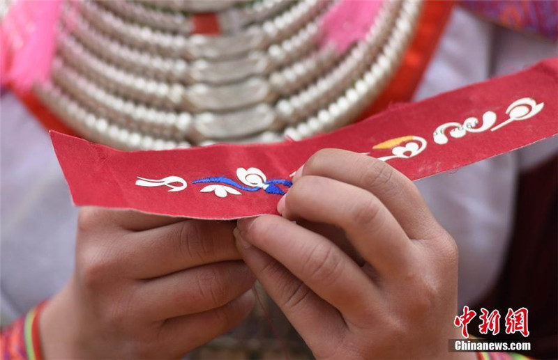 Schülerinnen beim ?Fingerkunst“-Wettbewerb in Guangxi