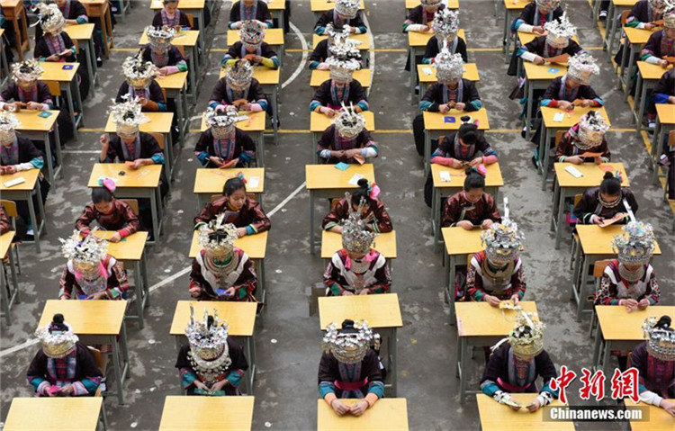 Schülerinnen beim ?Fingerkunst“-Wettbewerb in Guangxi