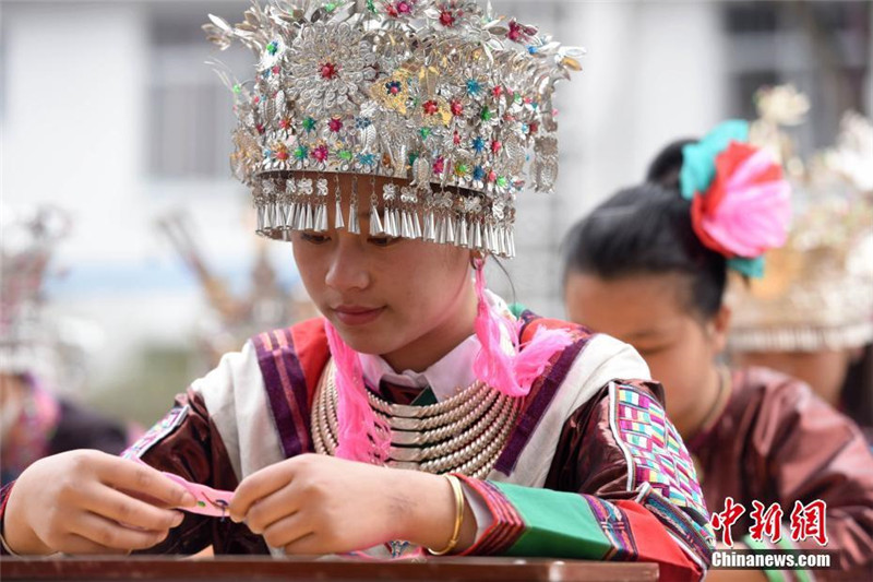 Schülerinnen beim ?Fingerkunst“-Wettbewerb in Guangxi