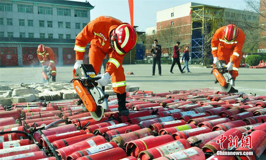 Fuzhou und Shijiazhuang vernichten gef?lschte Produkte zur Brandbek?mpfung