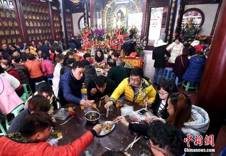 Vegetarisches Bankett im Fuzhouer Guanyin-Tempel zieht fast 2.000 Besucher an