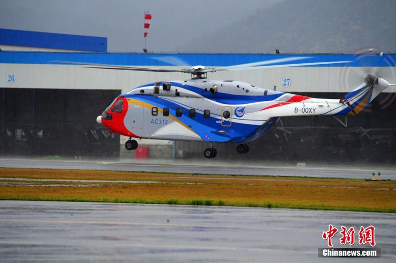 AC313 absolviert Testflug im Regen