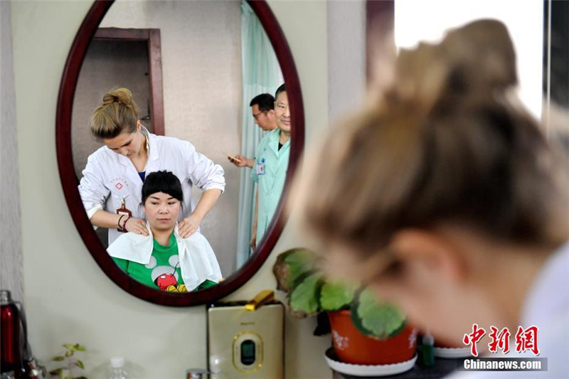 Junge Franz?sin studiert TCM in China