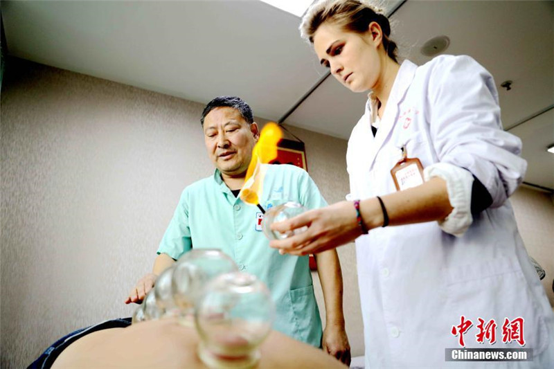 Junge Franz?sin studiert TCM in China