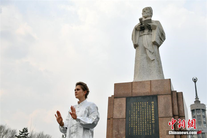 Junge Franz?sin studiert TCM in China