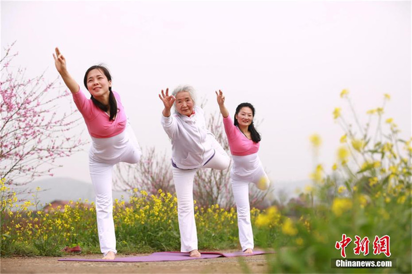 75-J?hrige h?lt sich mit Yoga fit