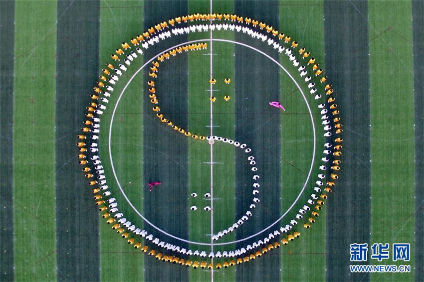 1000 Schüler üben Tai-Chi