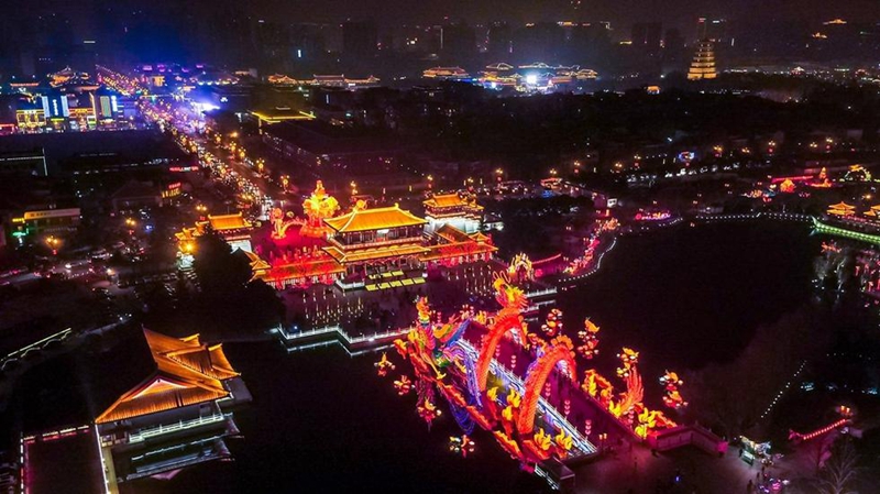 Das Laternenfestival zum Frühlingsfest in der Tang Paradies